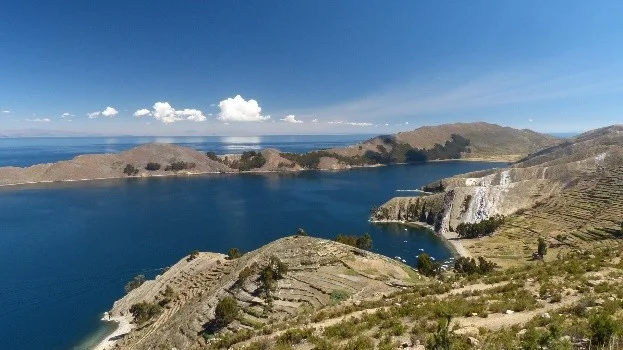 Vista panorámica del Lago Titicaca desde las colinas con andenes tradicionales en la Isla del Sol