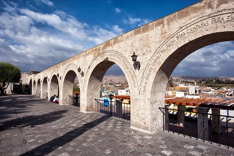 Los arcos de sillar del Mirador de Yanahuara con grabados poéticos e inscripciones históricas en Arequipa
