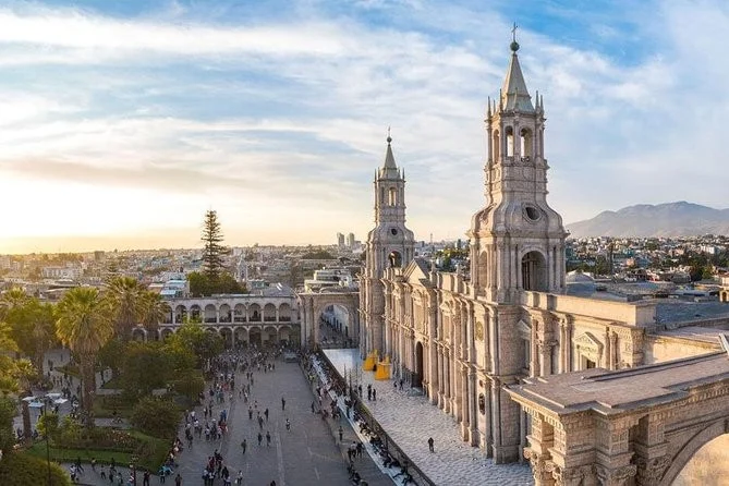 Vista panorámica de la Basílica Catedral y la Plaza de Armas de Arequipa hecha de sillar al atardecer