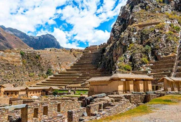 Grandes andenes de piedra y construcciones incas en la Zona Arqueológica de Ollantaytambo en el Valle Sagrado